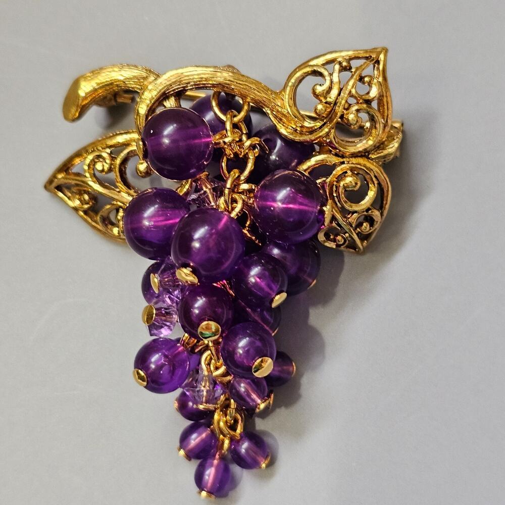 Avon FALL GRAPES Cluster Brooch Lapel Pin Goldtone 1993 Vintage - Picture 2 of 11